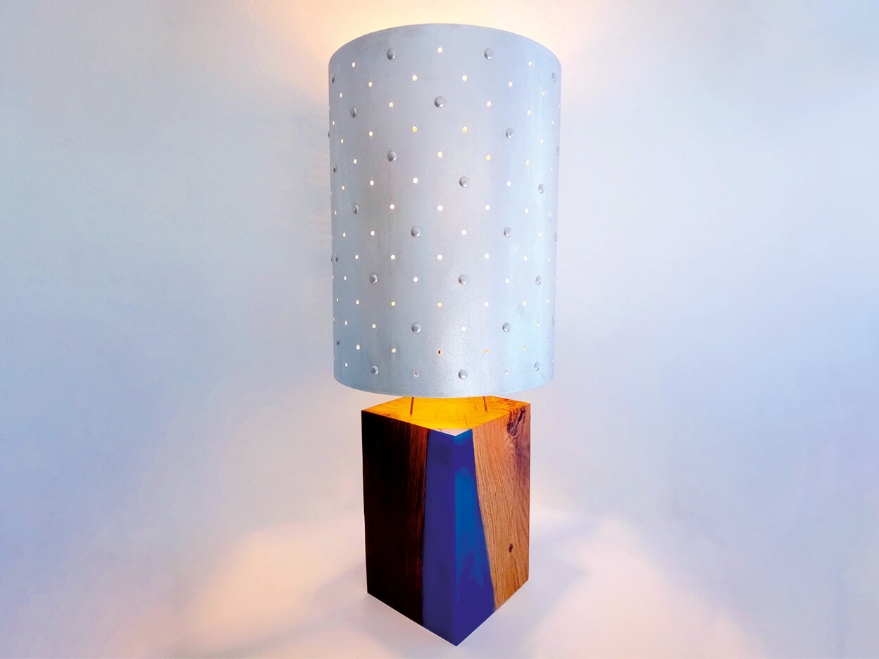 Lampe alumnium, chêne et résine.